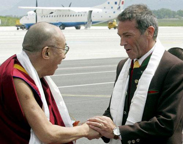 Photo prise en 2006 ou 2007 : le dalaï-lama bénit publiquement  Jörg Haider en lui offrant la traditionnelle écharpe blanche.