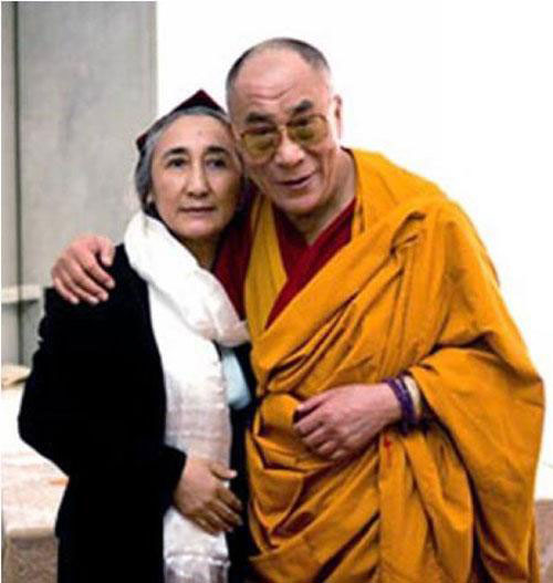 La multimillionnaire Rebiya Kadeer, présidente du WUC  et le « Maître de Compassion » Tenzin Gyatso