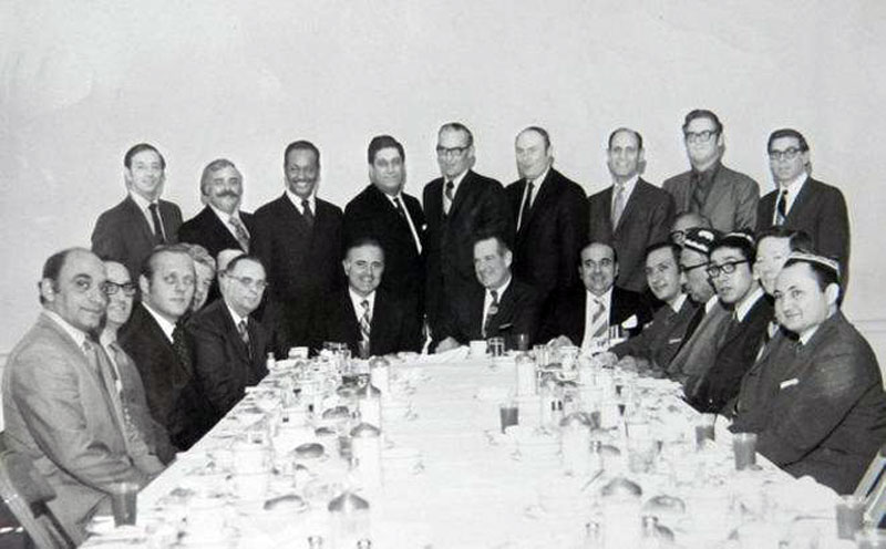 Alptekin et ses collègues séparatistes du Turkestan oriental ont rencontré des membres du Congrès américain lors d'un voyage à Washington en 1970. Alptekin et ses collègues séparatistes du Turkestan oriental ont rencontré des membres du Congrès américain lors d'un voyage à Washington en 1970.