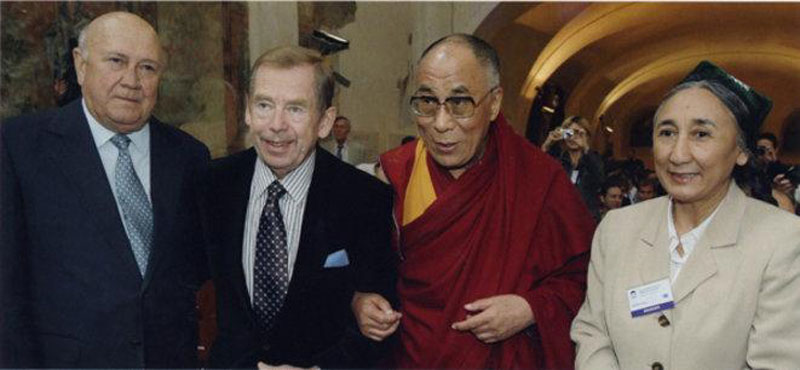 Rebiya Kadeer photographiée avec Frederik Willem De Klerk, Vaclav Havel et le Dalaï Lama. Rebiya Kadeer photographiée avec Frederik Willem De Klerk, Vaclav Havel et le Dalaï Lama.