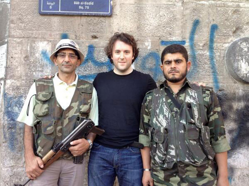 Michael Weiss avec des rebelles djihadistes à Alep, en Syrie, en août 2012.