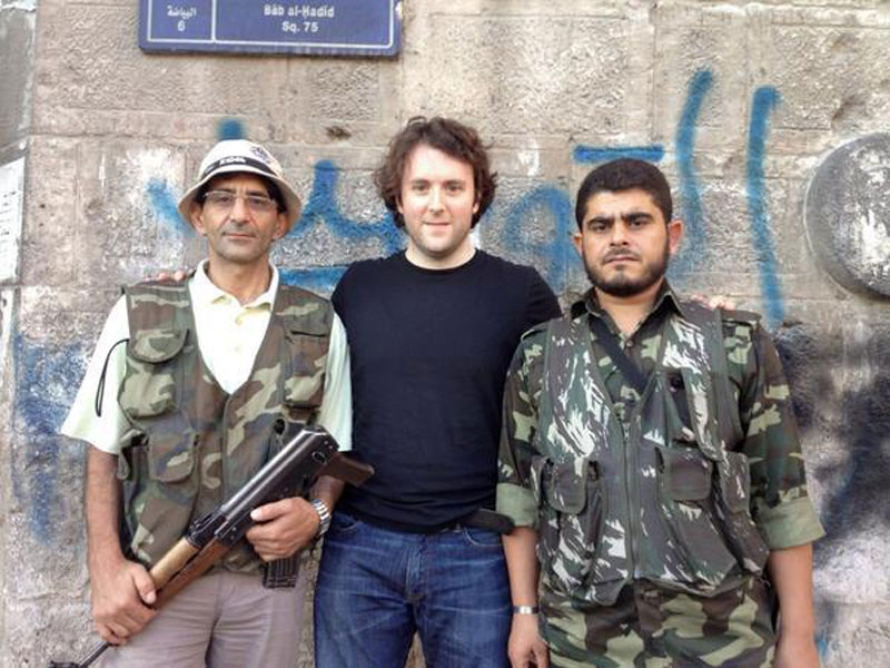 Michael Weiss avec des rebelles djihadistes à Alep, en Syrie, en août 2012. Michael Weiss avec des rebelles djihadistes à Alep, en Syrie, en août 2012.