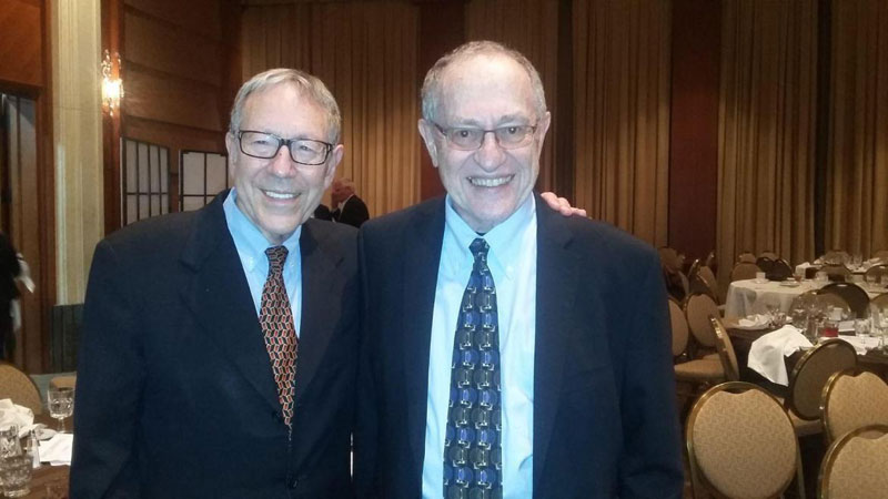Le fondateur du Centre Raoul Wallenberg, Irwin Cotler (à gauche), en compagnie d'Alan Dershowitz, avocat pro-Israël et membre du Centre Wallenberg. Le fondateur du Centre Raoul Wallenberg, Irwin Cotler (à gauche), en compagnie d'Alan Dershowitz, avocat pro-Israël et membre du Centre Wallenberg.