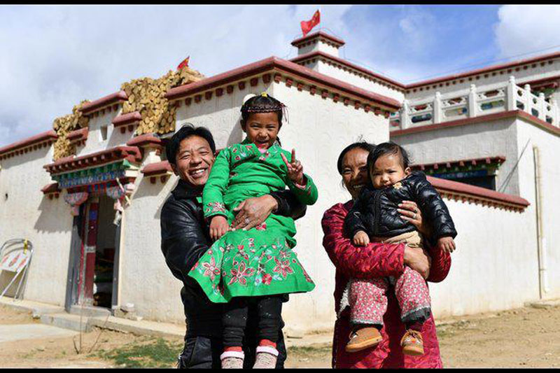 Nijia et les membres de sa famille posent pour une photo devant leur maison au campement de Rongma, un projet local de lutte contre la pauvreté, dans le canton de Gurum à Lhassa, le 2 avril 2020. (Xinhua/Zhan Yan) Nijia et les membres de sa famille posent pour une photo devant leur maison au campement de Rongma, un projet local de lutte contre la pauvreté, dans le canton de Gurum à Lhassa, le 2 avril 2020. (Xinhua/Zhan Yan)