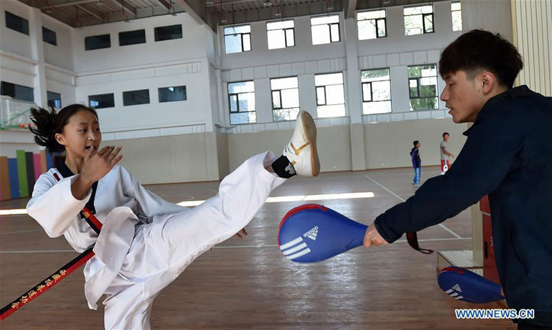 Une jeune fille apprend le taekwondo au Palais de la jeunesse de la région autonome du Tibet à Lhassa, capitale de la région autonome du Tibet. Une jeune fille apprend le taekwondo au Palais de la jeunesse de la région autonome du Tibet à Lhassa, capitale de la région autonome du Tibet.