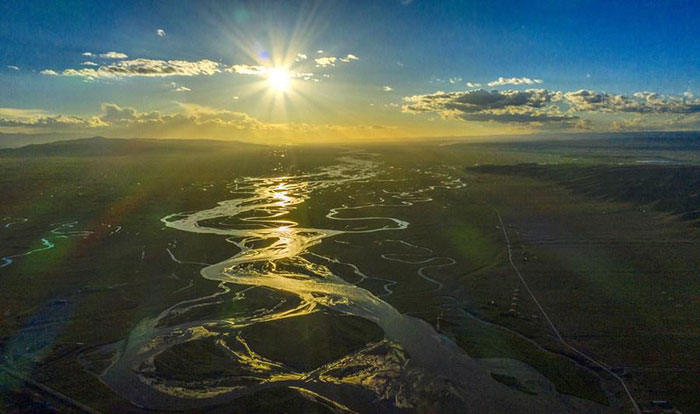 Vue aérienne de la zone humide de la rivière Buh, au lac Qinghai, dans la province chinoise du Qinghai (nord-ouest), le 18 juillet 2020. (Photo : Yang Tao)