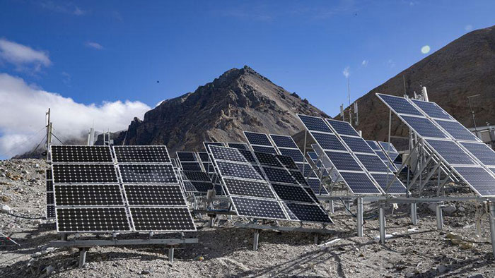 Panneaux solaires utilisés pour alimenter la station de base 5G construite à une altitude de 5.300 mètres près du camp de base du mont Qomolangma, dans la région autonome du Tibet Panneaux solaires utilisés pour alimenter la station de base 5G construite à une altitude de 5.300 mètres près du camp de base du mont Qomolangma, dans la région autonome du Tibet