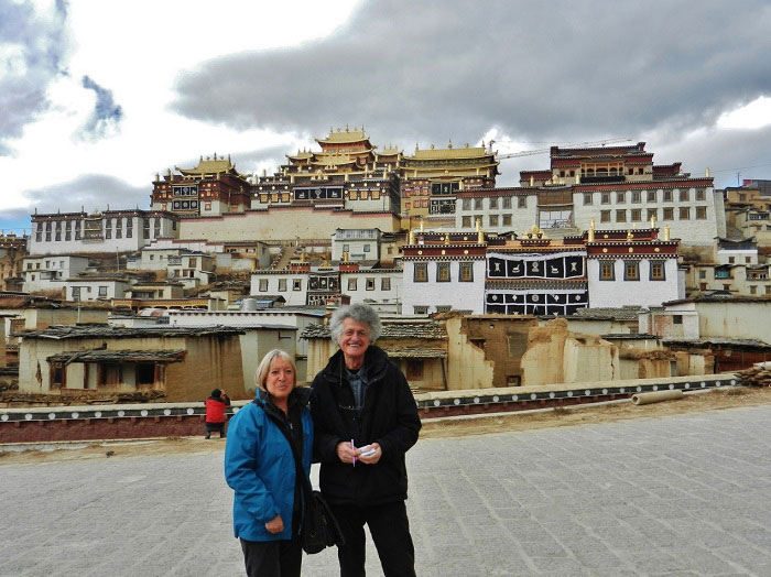 André Lacroix et Thérèse De Ruyt devant le monastère de Songsanlin (Yunnan) (Photo : Thérèse De Ruyt/11 novembre 2012) André Lacroix et Thérèse De Ruyt devant le monastère de Songsanlin (Yunnan) (Photo : Thérèse De Ruyt/11 novembre 2012)