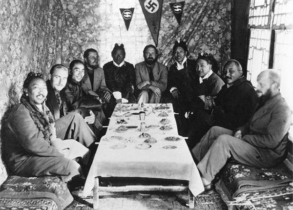 Réception à Lhassa par quelques dignitaires tibétains de l’expédition allemande. Bruno Beger est le 2e en partant de la gauche (photo de 1939)