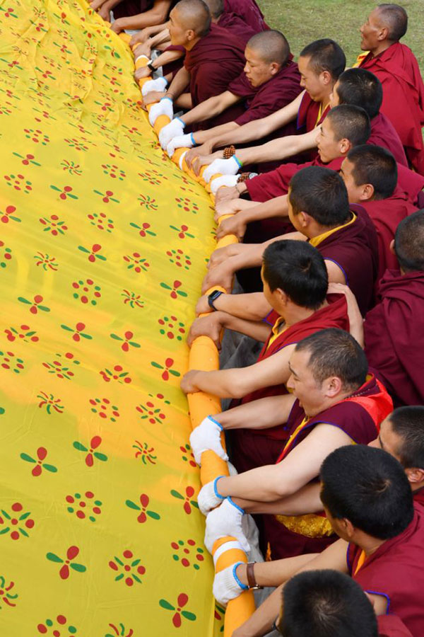Des moines participent à un rituel annuel d'exposition de tanka de Bouddha au monastère de Tsurphu, dans la région autonome du Tibet (sud-ouest de la Chine), le 11 juin 2022 Des moines participent à un rituel annuel d'exposition de tanka de Bouddha au monastère de Tsurphu, dans la région autonome du Tibet (sud-ouest de la Chine), le 11 juin 2022