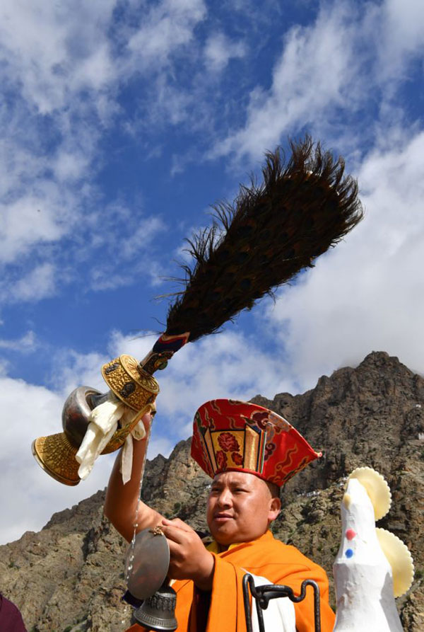 Un moine participe à un rituel annuel d'exposition de tanka de Bouddha au monastère de Tsurphu, dans la région autonome du Tibet (sud-ouest de la Chine), le 11 juin 2022