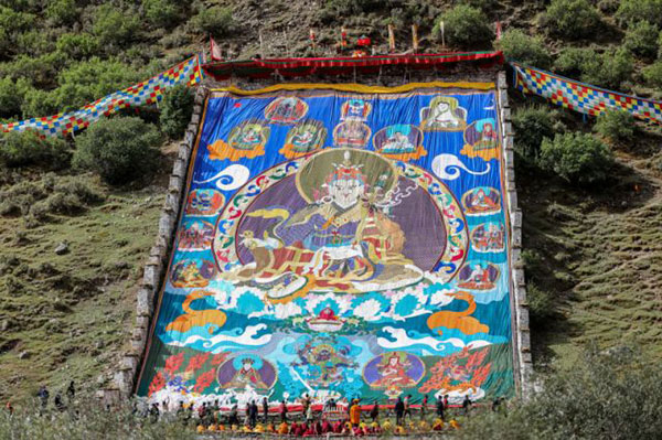 Un rituel annuel d'exposition de tanka de Bouddha au monastère de Tsurphu, dans la région autonome du Tibet, le 11 juin 2022
