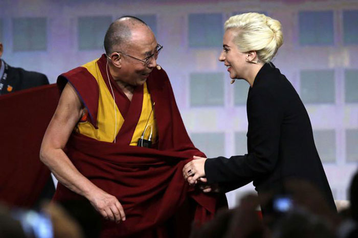 En 2016, Le Dalaï lama salue Lady Gaga à Indianapolis En 2016, Le Dalaï lama salue Lady Gaga à Indianapolis