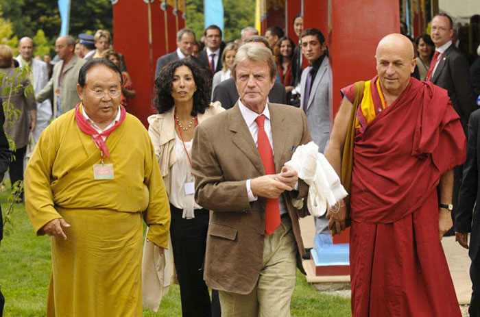 Sogyal Rinpoché et Matthieu Ricard, entourant Bernard Kouchner, à l'inauguration du temple de Lerab Ling en 2008. Sogyal Rinpoché et Matthieu Ricard, entourant Bernard Kouchner, à l'inauguration du temple de Lerab Ling en 2008.