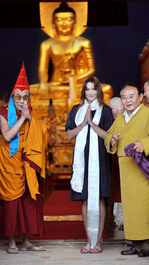 Le Dalaï-lama, Carla Bruni-Sarkozy et Sogyal Rinpoché, directeur du centre bouddhiste Lerab Ling, lors de l'inauguration du temple le 22 août 2008 