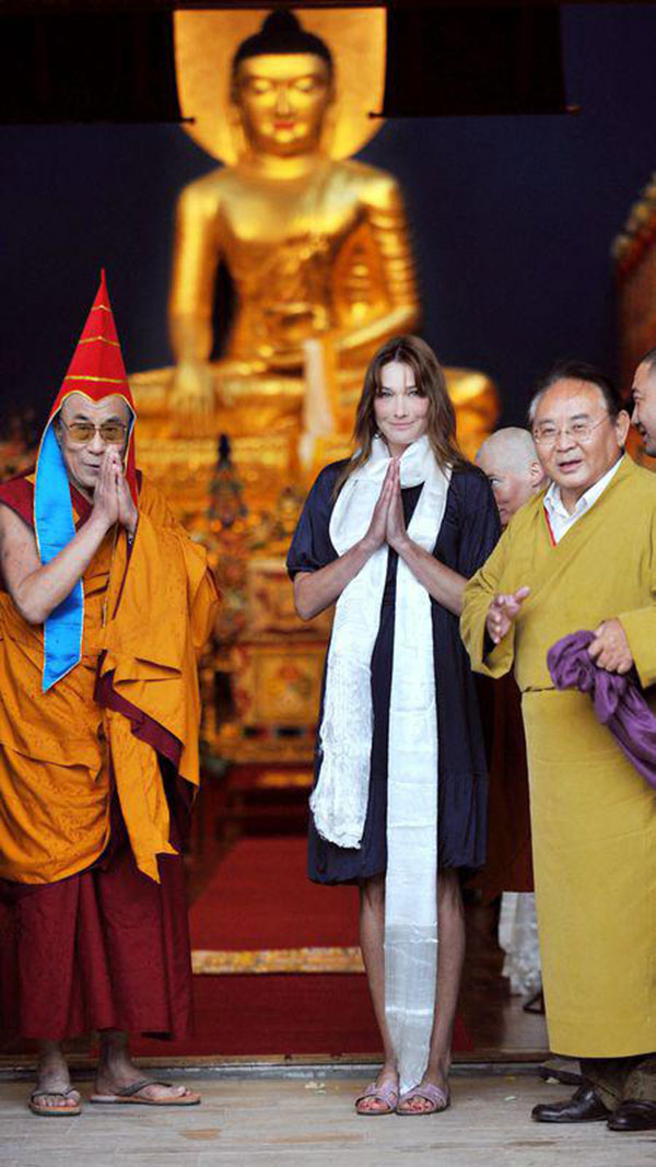 Le Dalaï-lama, Carla Bruni-Sarkozy et Sogyal Rinpoché, directeur du centre bouddhiste Lerab Ling, lors de l'inauguration du temple le 22 août 2008 Le Dalaï-lama, Carla Bruni-Sarkozy et Sogyal Rinpoché, directeur du centre bouddhiste Lerab Ling, lors de l'inauguration du temple le 22 août 2008