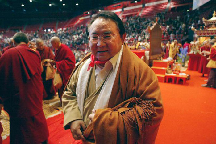 Sogyal Rinpoché (1947-2019), accusé de nombreuses dérives, a très largement contribué à la diffusion du bouddhisme tibétain en Occident. Ici le 17 octobre 2003 au Palais Omnisports de Paris-Bercy. JOEL ROBINE / AFP