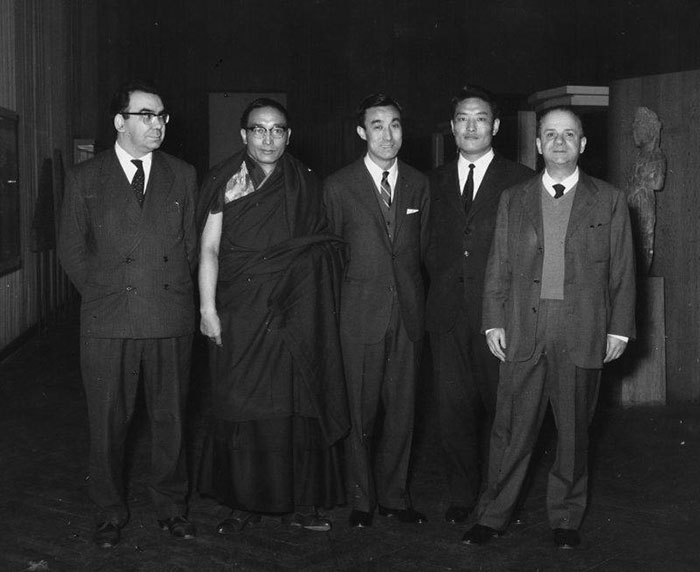Lionello Lanciotti, guéshé Jampel Singe, Lobsang Samten (un des 3 frères aînés du dalaï-lama, décédé en 1965), Namkhai Norbu Rinpoché et Luciano Petech en 1961 à l'IsMEO à Rome Lionello Lanciotti, guéshé Jampel Singe, Lobsang Samten (un des 3 frères aînés du dalaï-lama, décédé en 1965), Namkhai Norbu Rinpoché et Luciano Petech en 1961 à l'IsMEO à Rome