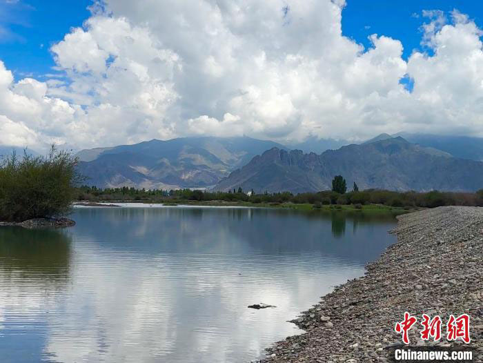 La photo montre la berge après l'achèvement des travaux. China hydropower foundation bureau of Tibet branch pour la photo La photo montre la berge après l'achèvement des travaux. China hydropower foundation bureau of Tibet branch pour la photo