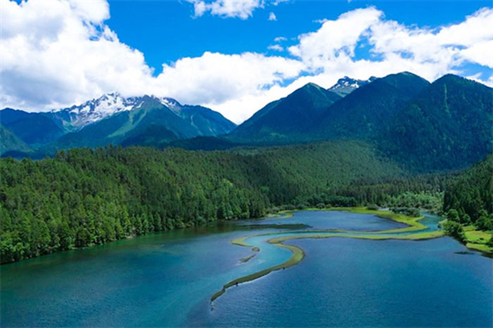 lac dans le comté de Bome de la ville de Nyingchi dans l'est de la région autonome du Tibet (Lu Wenkai / Pic.people.com.cn)