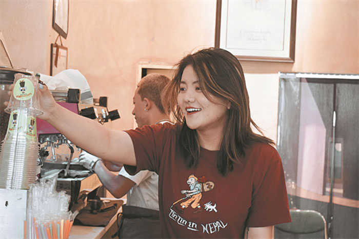 Gongsang Dekyi travaille au café Kakimo à Lhassa, dans la région autonome du Tibet (sud-ouest de la Chine). (Photo / China Daily) Gongsang Dekyi travaille au café Kakimo à Lhassa, dans la région autonome du Tibet (sud-ouest de la Chine). (Photo / China Daily)