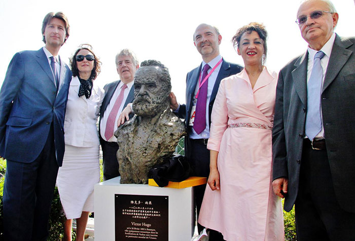 De gauche à droite : Jean-Charles Decaux (homme d’affaires, sponsor), Marie Hugo (arrière-arrière-petite-fille de Victor Hugo, Jean-Louis Fousseret (maire de Besançon), Pierre Moscovici (député du Doubs), Nacera Kainou (sculptrice bisontine) et Alain Caporossi (à l’initiative du projet).