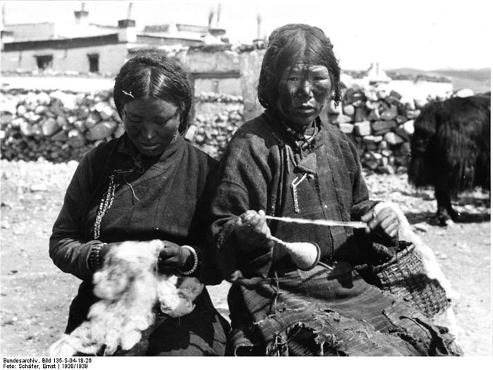 Fileuses tibétaines en 1939, photographiées par Ernst Schäfer, chef de l’expédition SS au Tibet (Source : archives fédérales allemandes)