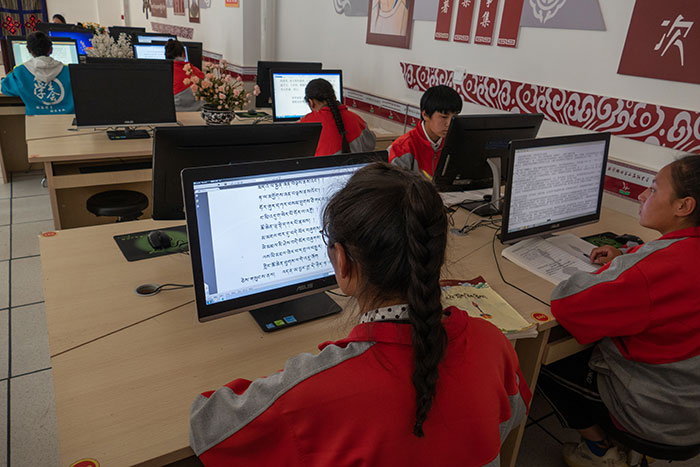Travail sur ordinateur dans une école secondaire du Tibet. L’écran à gauche affiche un texte en caractères tibétains, l’écran à droite un texte en anglais. (Photo : A.E.) Travail sur ordinateur dans une école secondaire du Tibet. L’écran à gauche affiche un texte en caractères tibétains, l’écran à droite un texte en anglais. (Photo : A.E.)