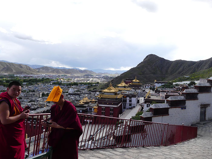 des moines du monastère de Drepung visitent le Tashilumpo à Xigazé (2019)