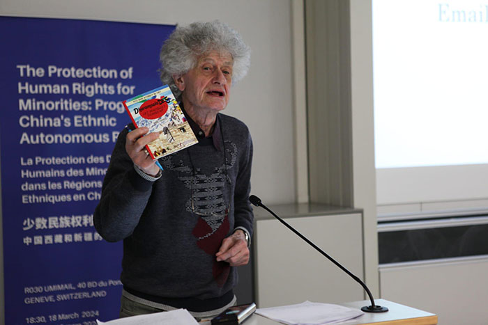 André Lacroix, lors de la conférence, montre son livre « Dharamsalades » André Lacroix, lors de la conférence, montre son livre « Dharamsalades »