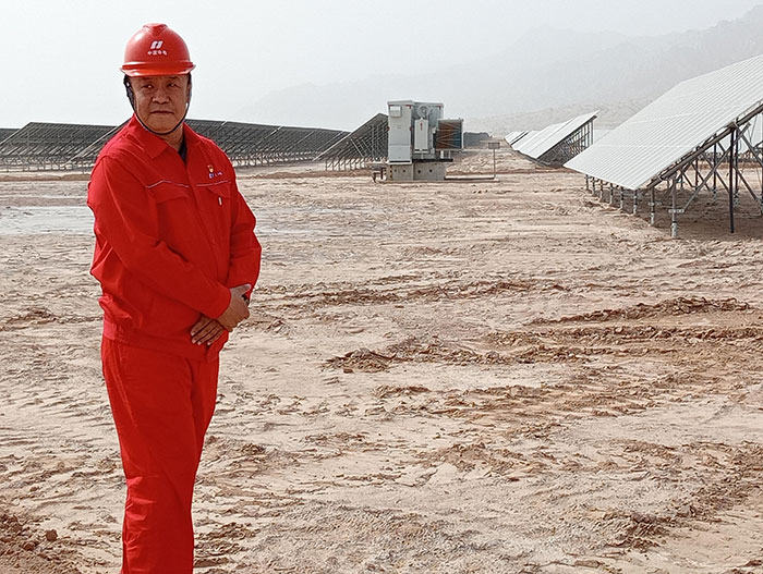 L'ingénieur responsable de la ferme solaire près de Kucha L'ingénieur responsable de la ferme solaire près de Kucha