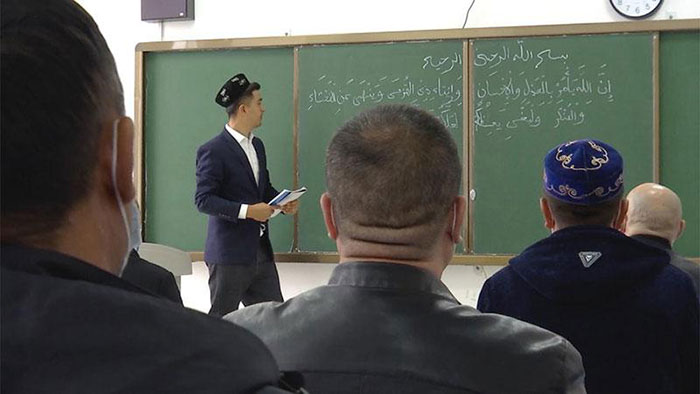 Un professeur musulman enseigne comment chanter correctement les versets du Coran à la Division d’Ili de l’Institut islamique du Xinjiang Un professeur musulman enseigne comment chanter correctement les versets du Coran à la Division d’Ili de l’Institut islamique du Xinjiang