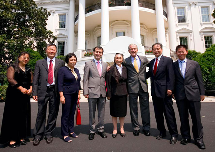 Entouré par de gentils Ouïghours, George W. Bush marque sa proximité avec Rebiya Kdeer, présidente du WUC Entouré par de gentils Ouïghours, George W. Bush marque sa proximité avec Rebiya Kdeer, présidente du WUC
