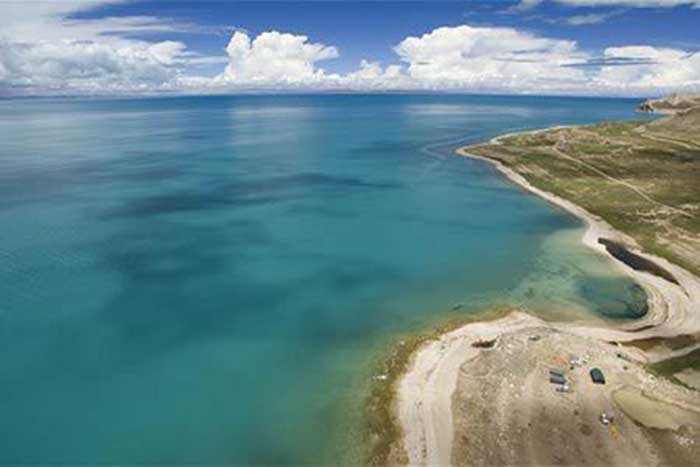 Le lac Serlingtso au Tibet dont la superficie a dépassé celui du Namtso, autrefois le plus grand lac du Tibet. Photo : Liu Dongjun Le lac Serlingtso au Tibet dont la superficie a dépassé celui du Namtso, autrefois le plus grand lac du Tibet. Photo : Liu Dongjun