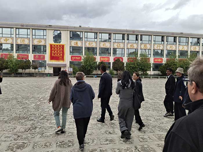 Cours centrale de l'école et bâtiment des classes