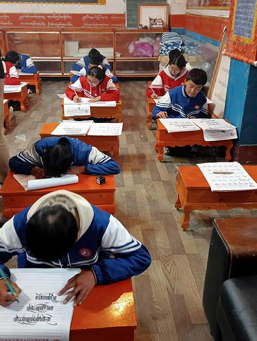 Classe de calligraphie tibétaine