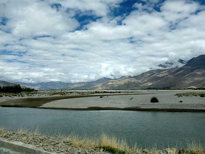 Vallée du Yarlung Zangpo au mois de mai Vallée du Yarlung Zangpo au mois de mai