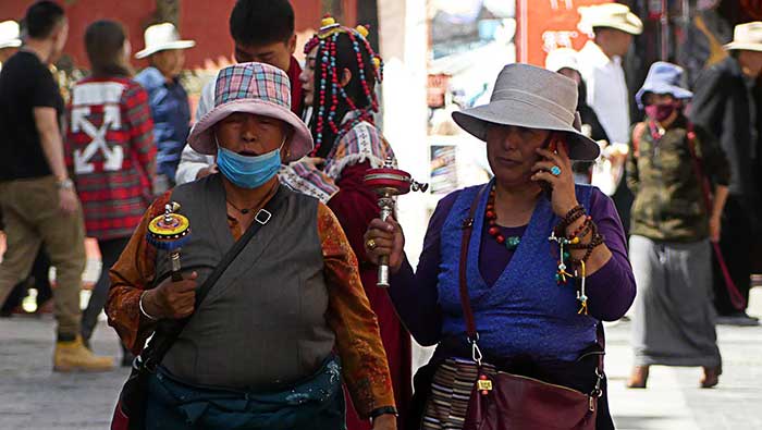 Tibétaines sur la Khora (tour sacré) du Jokhang Tibétaines sur la Khora (tour sacré) du Jokhang