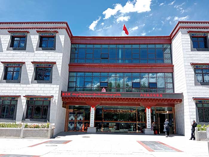 Hôpital de médecine traditionnelle tibétaine à Lhassa (2025) Hôpital de médecine traditionnelle tibétaine à Lhassa (2025)