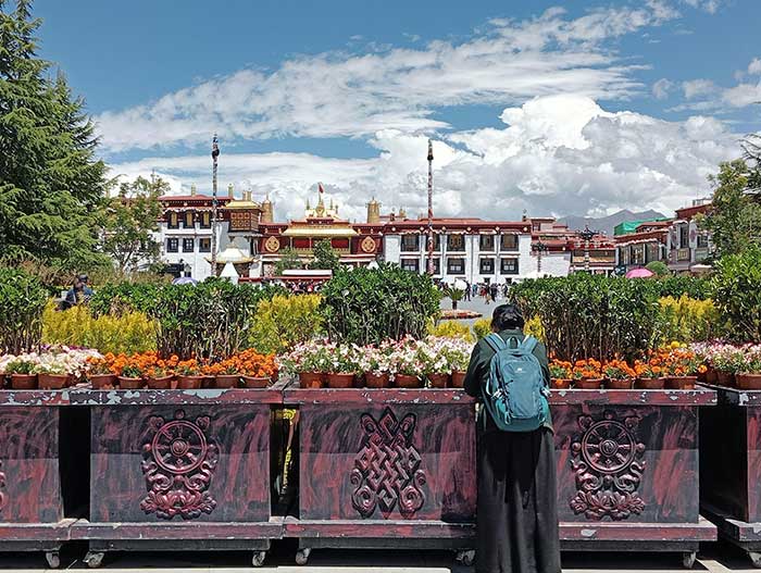Vue sur le Jokhang au centre de Lhassa (2025) Vue sur le Jokhang au centre de Lhassa (2025)
