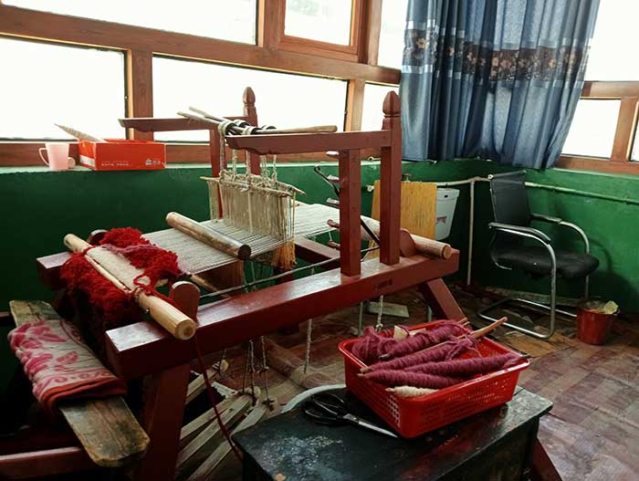 Le métier à tisser, source de revenus pour la famille