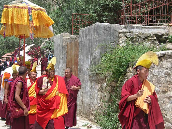 Cortège de gelugpas lors de la célébration religieuse de « l'exposition du Bouddha au soleil » Cortège de gelugpas lors de la célébration religieuse de « l'exposition du Bouddha au soleil »
