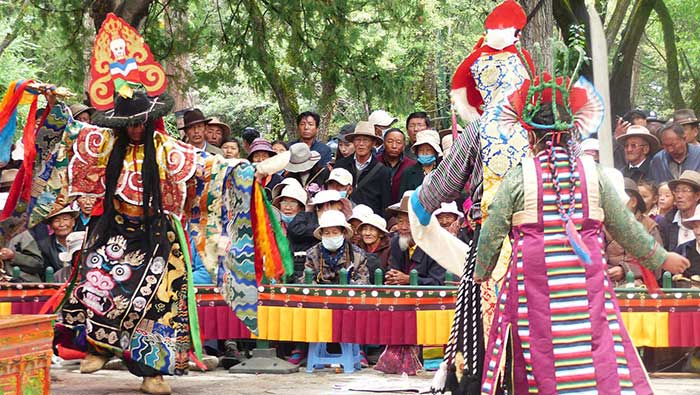 Théâtre traditionnel tibétain, aché-lhamo, au parc du Norbulinka (sept. 2019) Théâtre traditionnel tibétain, aché-lhamo, au parc du Norbulinka (sept. 2019)