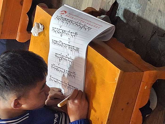 Une classe de calligraphie tibétaine dans une école secondaire de Xigazé (2025) Une classe de calligraphie tibétaine dans une école secondaire de Xigazé (2025)