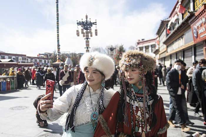 Photo : rue commerçante Barkhor à Lhassa – Crédit Xinhua Photo : rue commerçante Barkhor à Lhassa – Crédit Xinhua