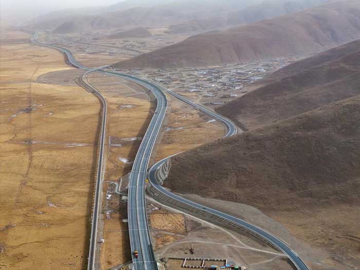Qinghai-Xizang Expressway (R), Railway in Damxung kanton in Lhasa Xinhua Disclaimer Qinghai-Xizang Expressway (R), Railway in Damxung kanton in Lhasa Xinhua Disclaimer