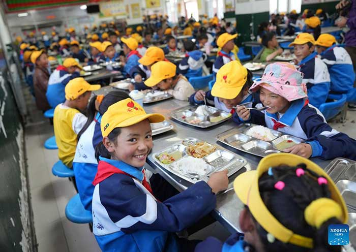enfants d'école primaire à l'heure du repas à Nyangpo, comté de Gongbo’Gyamda, ville de Nyingchi; photo Xinhua enfants d'école primaire à l'heure du repas à Nyangpo, comté de Gongbo’Gyamda, ville de Nyingchi; photo Xinhua