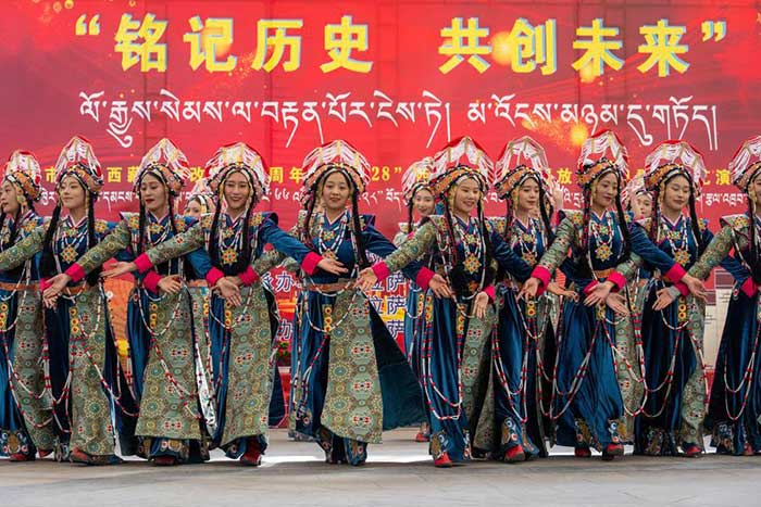 Danses traditionnelles lors de la journée de commémoration de la libération du servage; photo: Xinhua/Tenzing Nima Qadhup Danses traditionnelles lors de la journée de commémoration de la libération du servage; photo: Xinhua/Tenzing Nima Qadhup