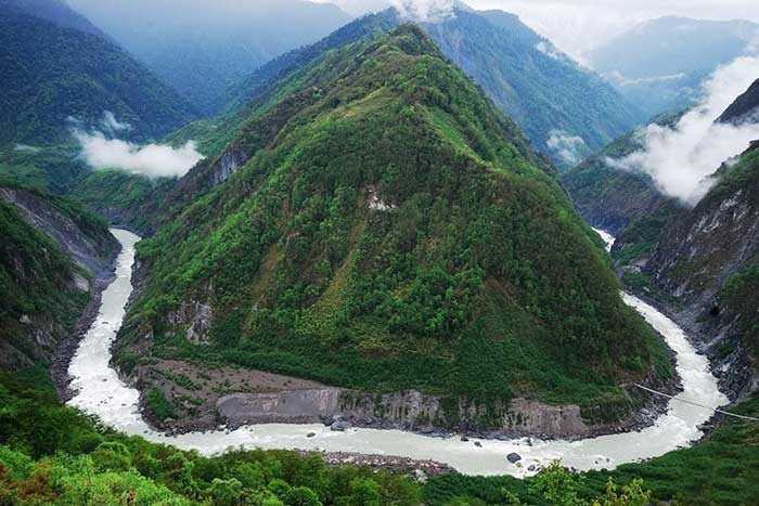 Grand canyon du Yarlung Zangpo dans l'est du Tibet 