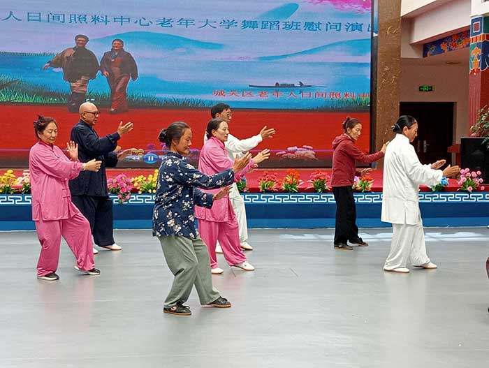 pratique du Taijiquan au centre de jour (2025) pratique du Taijiquan au centre de jour (2025)